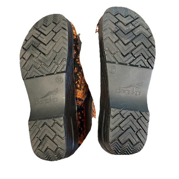 DANSKO Vegan Clogs Size 37 Red Shimmer Paisley Tapestry Velvet  Women's 6.5 US - Picture 2 of 8